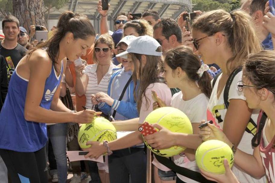 Anche Ana Ivanovic, 26 anni, si  divertita a firmare autografie e sorridere nelle foto con i tifosi